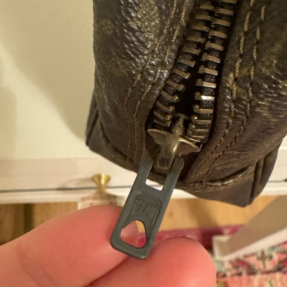 Vintage Louis Vuitton makeup bag - Picture 10 of 10